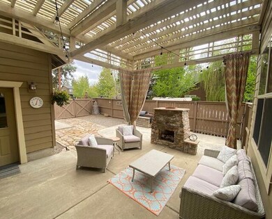 19707 Hollygrape St, Bend, OR 97702 - photo 2