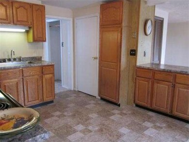 12 Emily St, Springfield, MA 01109 - photo 3