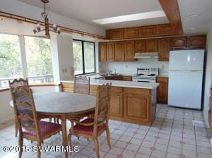 200 Ross Rd Dining and Kitchen