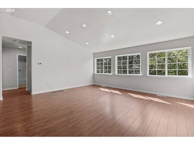 909 NE Center St, Sheridan, OR 97378 - photo 6