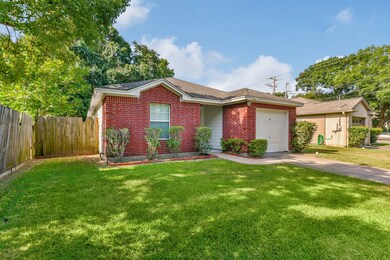 806 W Sealy St, Alvin, TX 77511 - photo 2