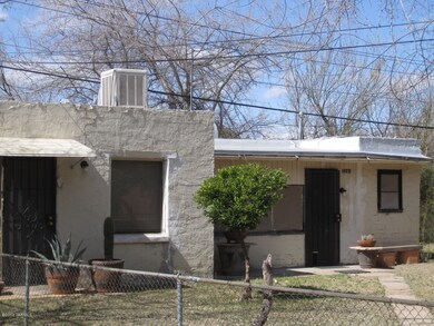 Separate guesthouse in rear