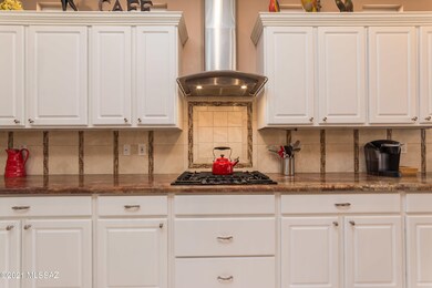 Kitchen Cooking Area & Cabinets