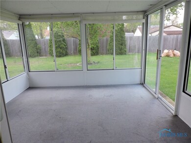 3-season porch with private back yard