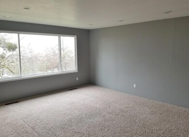 648 Colonial Dr, Grants Pass, OR 97526 - photo 2