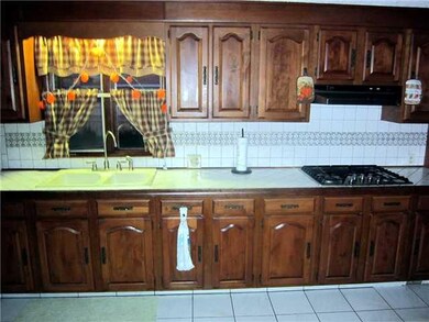 Kitchen Updated country kitchen; Newer 5 burner co