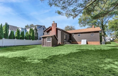 83 Pell Meadow Dr, Fairfield, CT 06824 - photo 2