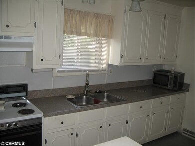Kitchen - Plenty of cabinet/counter space!