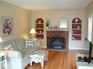 Living Room With Working Fireplace