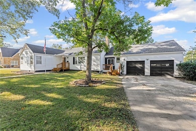 227 W 2nd Ave, Garnett, KS 66032 - photo 2