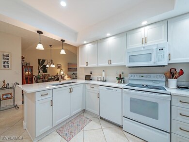 Kitchen with white cabinets, kitchen peninsula, si