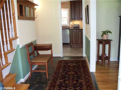 Foyer - Foyer has chair rail and crown moulding