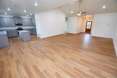 768 E Harlan Dr, Tahlequah, OK 74464 - photo 4