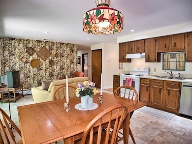 152 Charlton St, Oxford, MA 01540 - photo 5