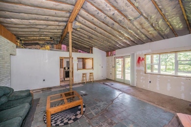 06-Living Room (2).jpg