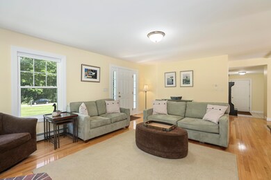 007-photo-living-room-8373121