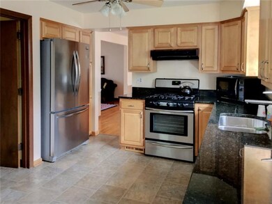 MAPLE KITCHEN WITH GRANITE COUNTERTOPS, AMPLE CABI