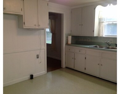 54 Brighton St, Springfield, MA 01118 - photo 2