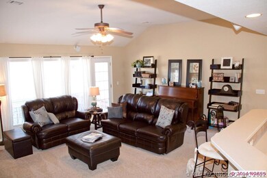 Large Family Room w/Fireplace & Raised Cieling,
