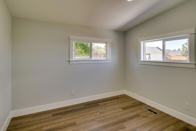 9-web-or-mls-3160 SW Volcano Ave-9