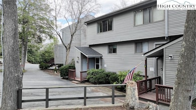 RARE SNOW LAKE CONDO ON SUGAR MOUNTAIN