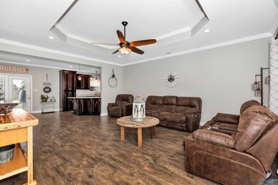 Laminate flooring, crown molding, 9' ceiling, ceiling fan, recessed lighting