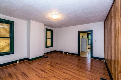 LAMINATE FLOORING ACCENTS THE SPACIOUS DININGROOM 