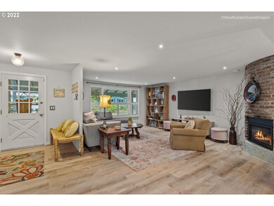 Living Room/Entrance
