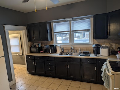 608 W Calhoun St, Macomb, IL 61455 - photo 2