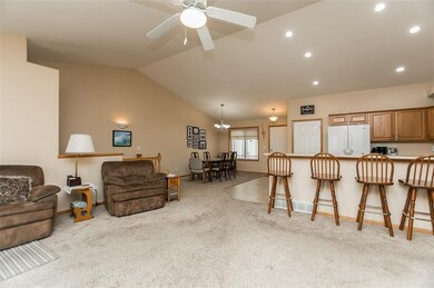 3515 Banar Dr SW unit B, Cedar Rapids, IA 52404 - photo 3