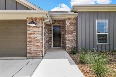 900 Montgomery St, Springtown, TX 76082 - photo 4