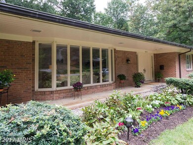 6413 Crosswoods Dr, Falls Church, VA 22044 - photo 2