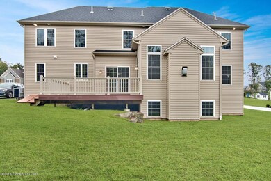 1098 Woodberry Dr, Mountain Top, PA 18707 - photo 2