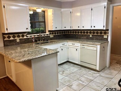 1411 1411 Crockett, Tyler, TX 75701 - photo 2