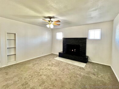 Living Room w/ fireplace w/ gas logs