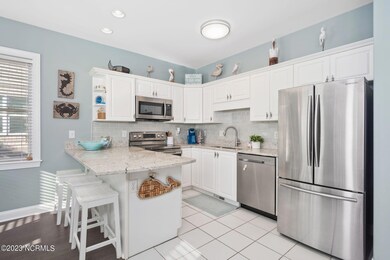 Kitchen w/ peninsula seating