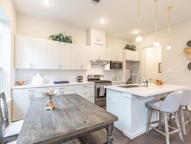 610 Thornton Oaks Ln unit B, Houston, TX 77018 - photo 2