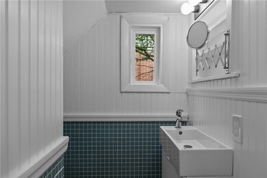 31 Bliss Rd, Newport, RI 02840 - photo 5