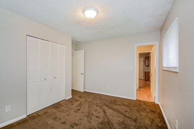 006-photo-main-bedroom-14205638