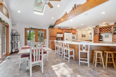 07_132IlerDr_191_KitchenBreakfastRoom_Hi