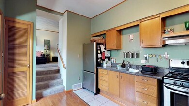 Upper Unit  - Spacious eat-in-kitchen with stainle