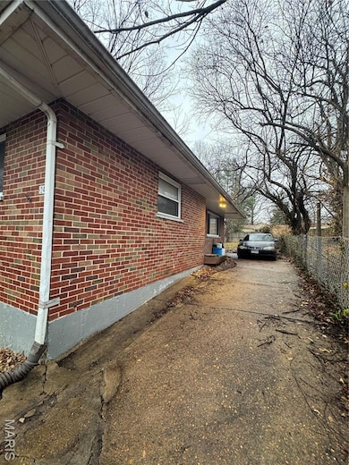 243 Chambers Rd, Saint Louis, MO 63137 - photo 2