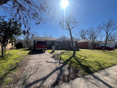 Ranch-style house with a front yard, decorative dr