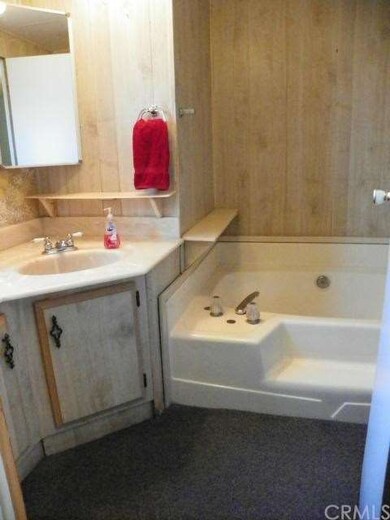Naster Bathroom with Soaking Tub!