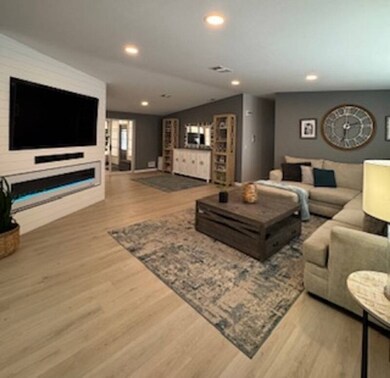 Large Open Living Room w/Fireplace