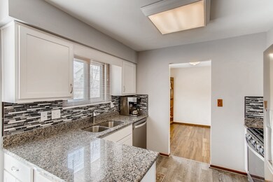 649 Devonshire Ln, Wheaton, IL 60189 - photo 5