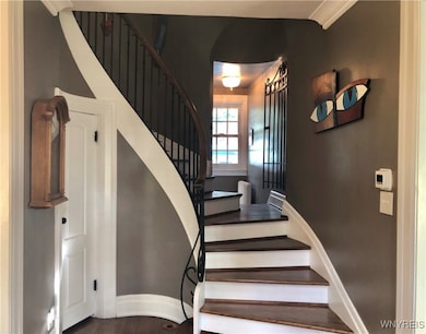 FOYER/GUEST CLOSET DBLE ACCESS STAIRS