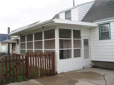 Patio/Deck Great enclosed patio on the back of the