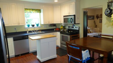 3 Eat-in Kitchen