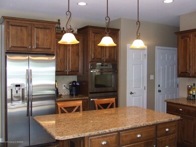 1071 Woodberry Dr, Mountain Top, PA 18707 - photo 5